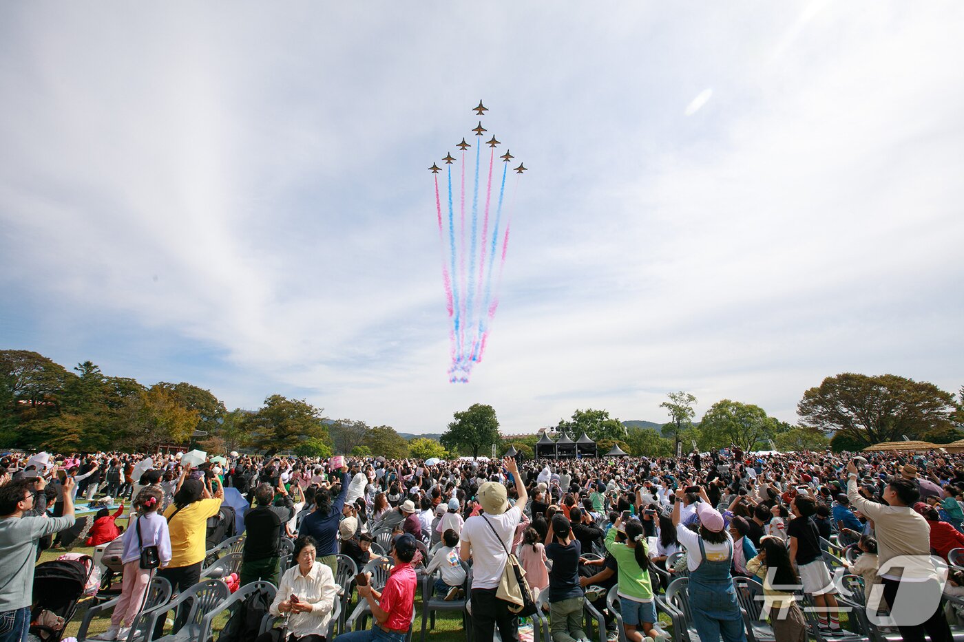 본문 이미지 - 지난해 10월 2일부터 5일까지 열린 제21회 서산해미읍성축제의 블랙이글스 에어쇼 모습(서산시 제공. 재판매 및 DB금지)2025.8.26/뉴스1