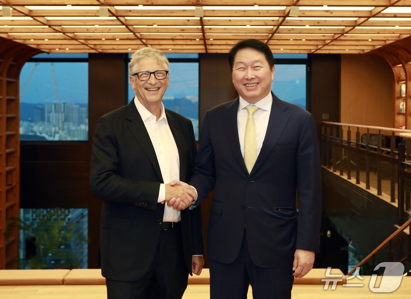 본문 이미지 - 최태원 SK 회장과 빌 게이츠 게이츠재단 이사장&#40;SK 제공&#41;