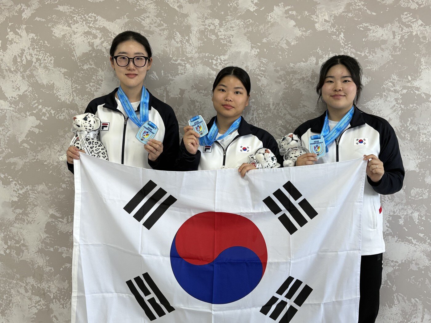 본문 이미지 - 아시아사격선수권대회 25m 권총 여자 일반부 단체전에서 은메달을 획득한 양지인, 남다정, 오예진(왼쪽부터)(대한사격연맹 제공)