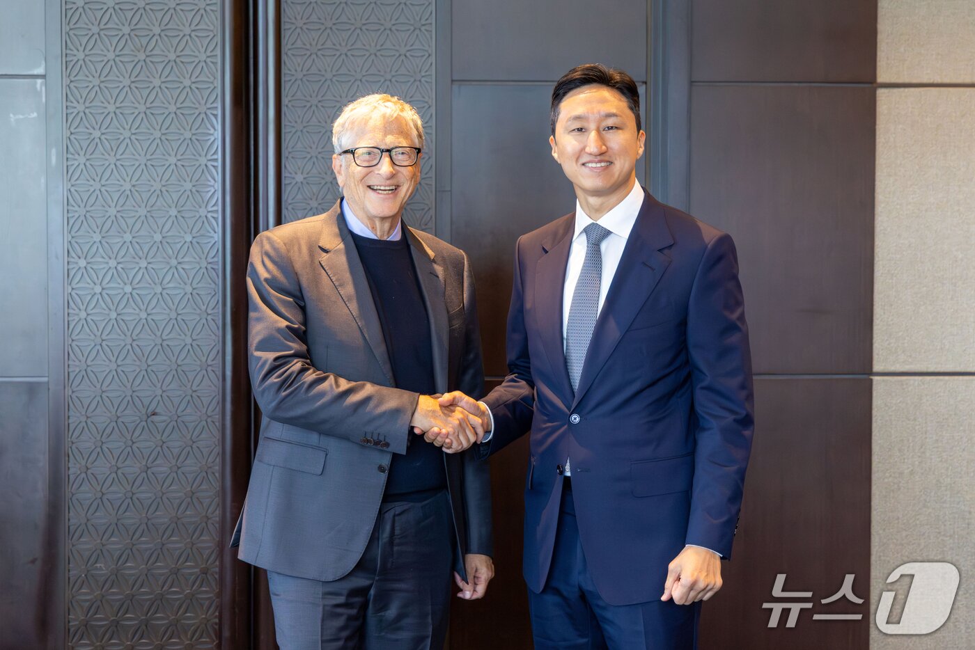 본문 이미지 - 정기선 HD현대 수석부회장과 빌 게이츠 게이츠재단 이사장&#40;HD현대 제공&#41;