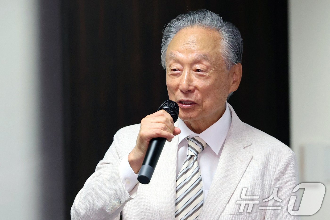 (서울=뉴스1) 황기선 기자 = 신임 대한노인회 상임고문으로 위촉된 권노갑 더불어민주당 상임고문이 26일 오후 서울 중구 부영태평빌딩에서 열린 '대한노인회 고문 위촉식'에서 인사말 …