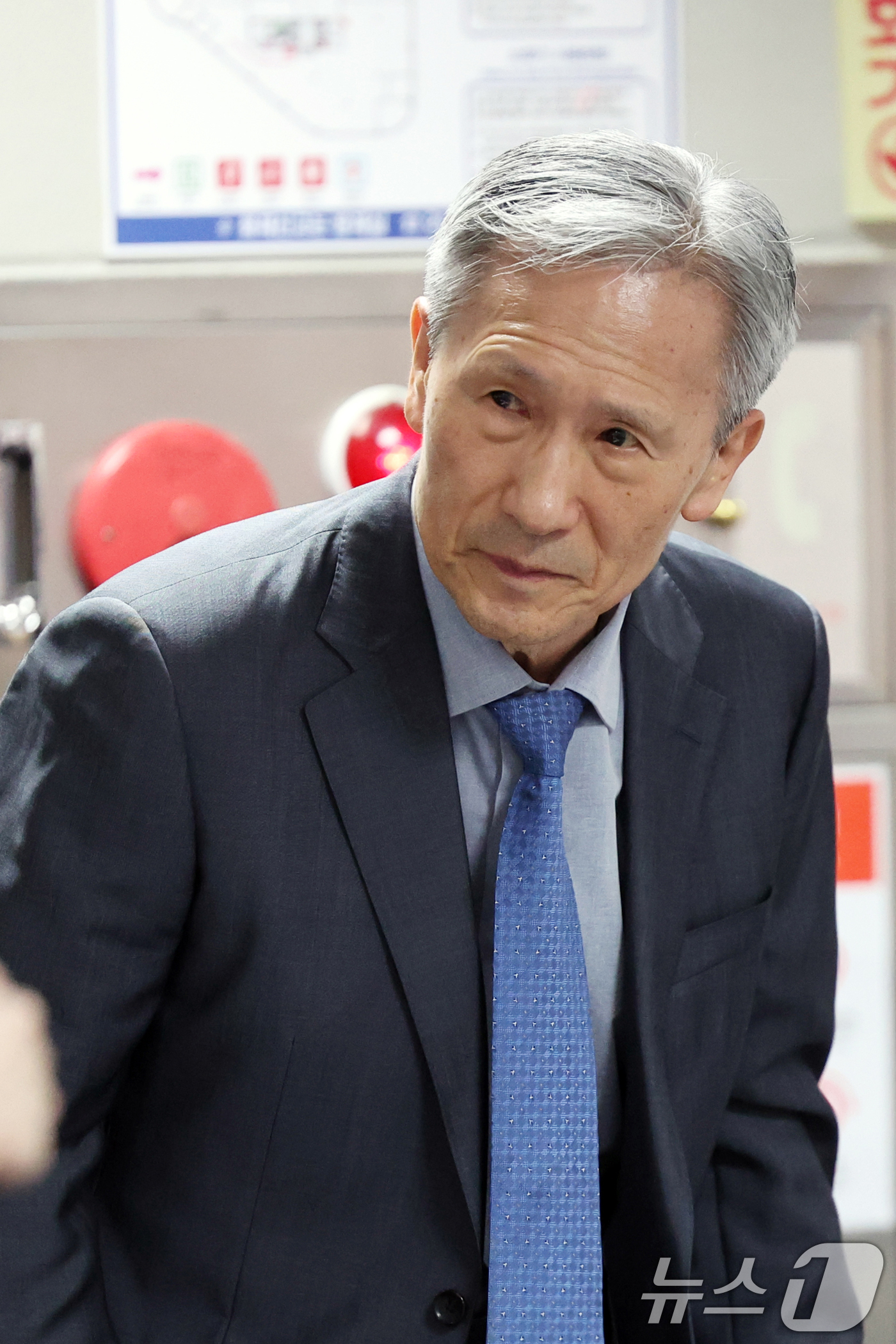 (서울=뉴스1) 황기선 기자 = 신임 대한노인회 고문으로 위촉된 김관진 전 국방부 장관이 26일 오후 서울 중구 부영태평빌딩에서 열린 '대한노인회 고문 위촉식'에 자리하고 있다. …