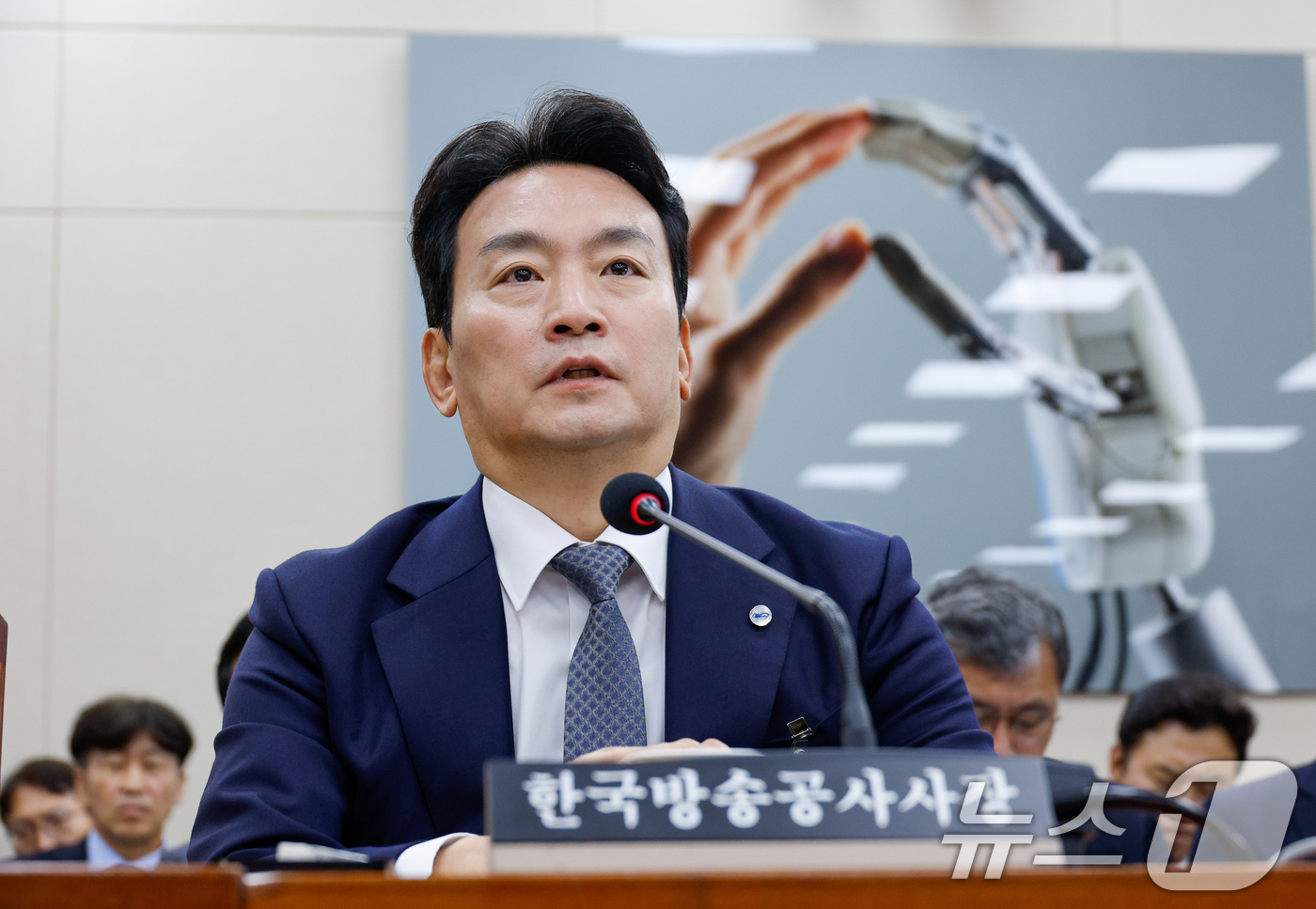 (서울=뉴스1) 안은나 기자 = 박장범 한국방송공사(KBS) 사장이 26일 서울 여의도 국회에서 열린 과학기술정보방송통신위원회 제428회국회(임시회) 제2차 전체회의에 출석해 의원 …