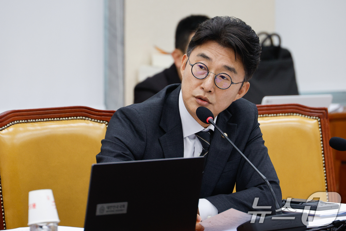 (서울=뉴스1) 안은나 기자 = 노종면 더불어민주당 의원이 26일 서울 여의도 국회에서 열린 과학기술정보방송통신위원회 제428회국회(임시회) 제2차 전체회의에서 질의하고 있다. 2 …