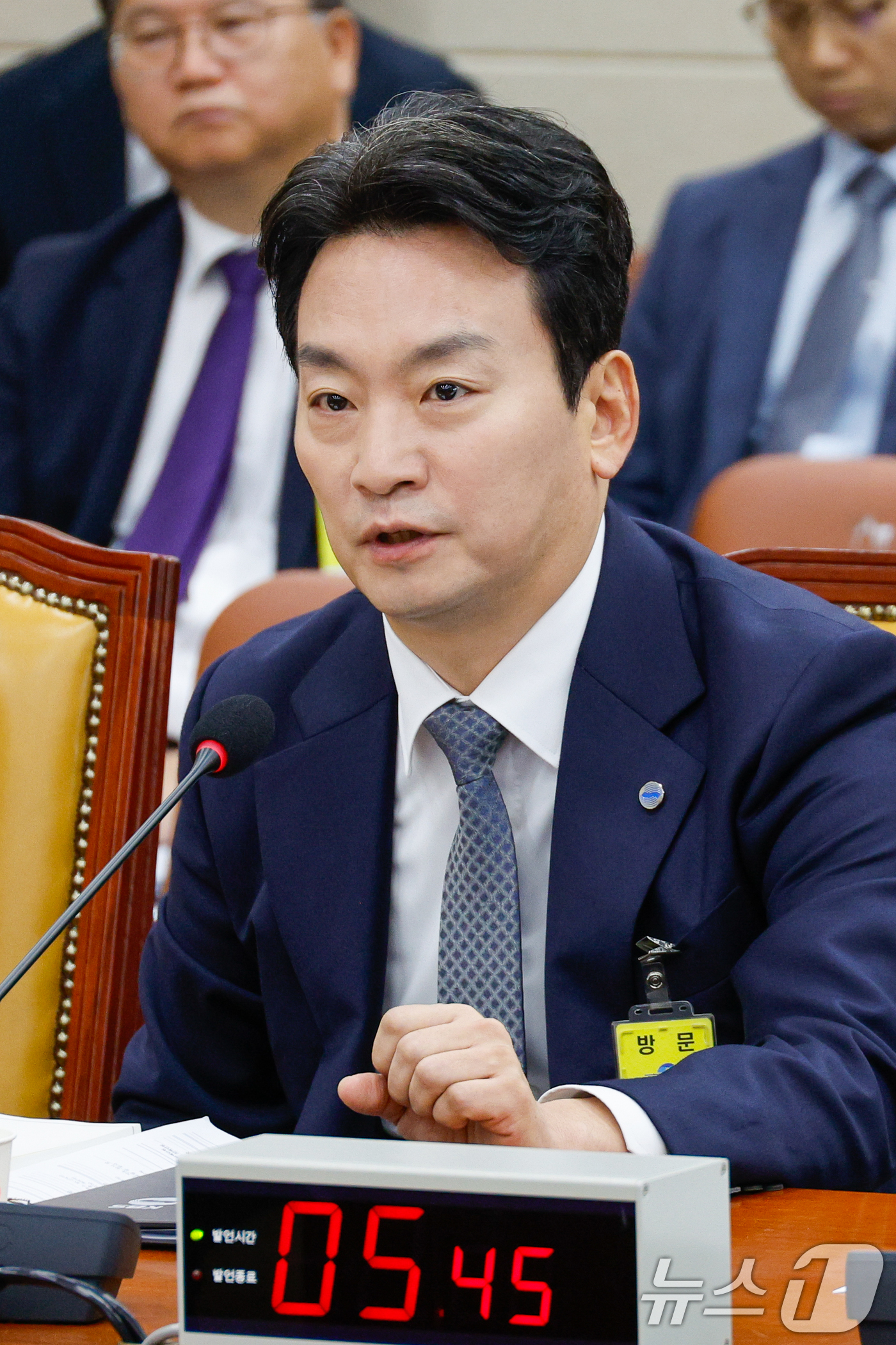 (서울=뉴스1) 안은나 기자 = 박장범 한국방송공사(KBS) 사장이 26일 서울 여의도 국회에서 열린 과학기술정보방송통신위원회 제428회국회(임시회) 제2차 전체회의에 출석해 의원 …