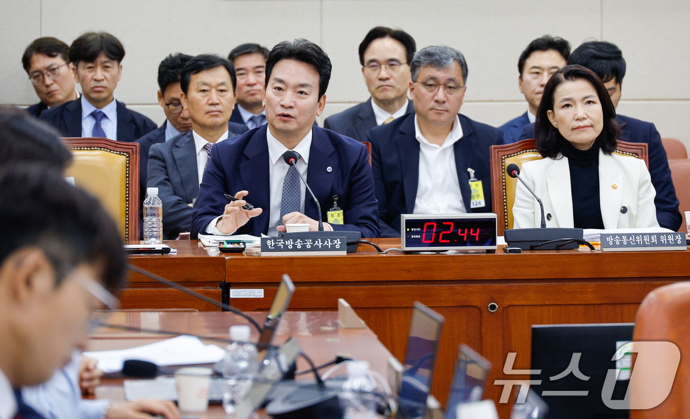 (서울=뉴스1) 안은나 기자 = 박장범 한국방송공사(KBS) 사장이 26일 서울 여의도 국회에서 열린 과학기술정보방송통신위원회 제428회국회(임시회) 제2차 전체회의에 출석해 의원 …