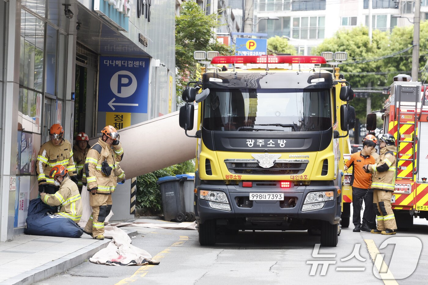 본문 이미지 - 26일 이산화탄소 설비 파손으로 가스 누출 사고가 발생한 광주 서구 농성동 한 의료기관 주차장에서 소방당국이 가스 배출작업을 하고 있다. 2025.8.26/뉴스1 ⓒ News1 김태성 기자