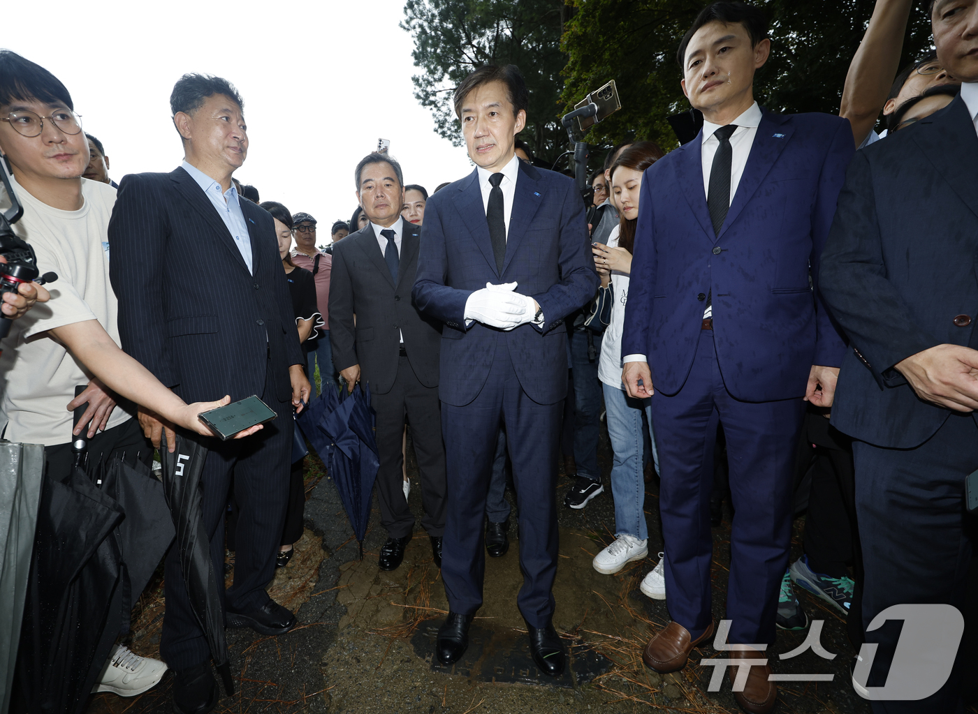 (광주=뉴스1) 김태성 기자 = 조국 조국혁신당 혁신정책연구원장이 26일 광복절 특별 사면 복권 후 처음으로 호남을 방문해 광주 북구 국립5.18민주묘지와 민족민주열사묘역을 참배 …