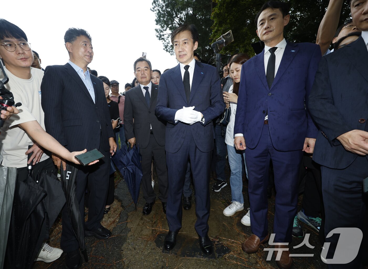 본문 이미지 - 조국 조국혁신당 혁신정책연구원장이 26일 광복절 특별 사면 복권 후 처음으로 호남을 방문해 광주 북구 국립5.18민주묘지와 민족민주열사묘역을 참배 후 전두환 비석을 밟고 있다. 2025.8.26/뉴스1 ⓒ News1 김태성 기자