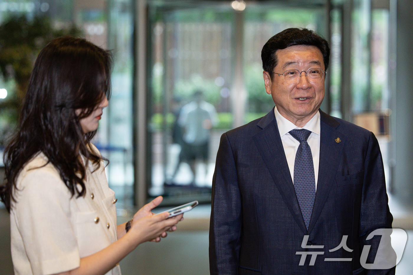 (서울=뉴스1) 이재명 기자 = 이찬희 삼성 준법감시위원회(준감위) 위원장이 26일 오후 서울 서초구 삼성생명 사옥에서 열린 준감위 정례회의에 참석하며 취재진의 질문에 답하고 있다 …