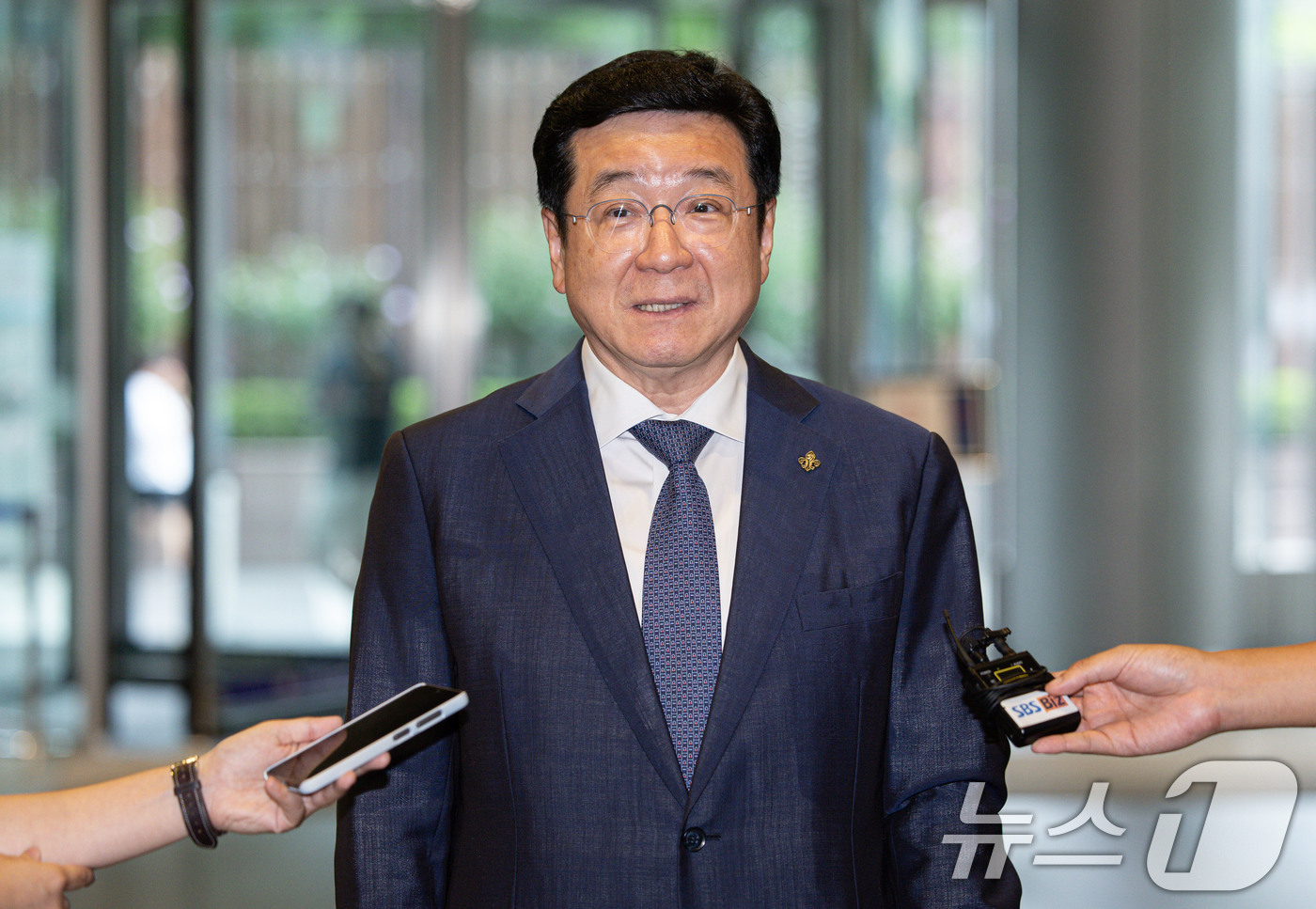 (서울=뉴스1) 이재명 기자 = 이찬희 삼성 준법감시위원회(준감위) 위원장이 26일 오후 서울 서초구 삼성생명 사옥에서 열린 준감위 정례회의에 참석하며 취재진의 질문에 답하고 있다 …