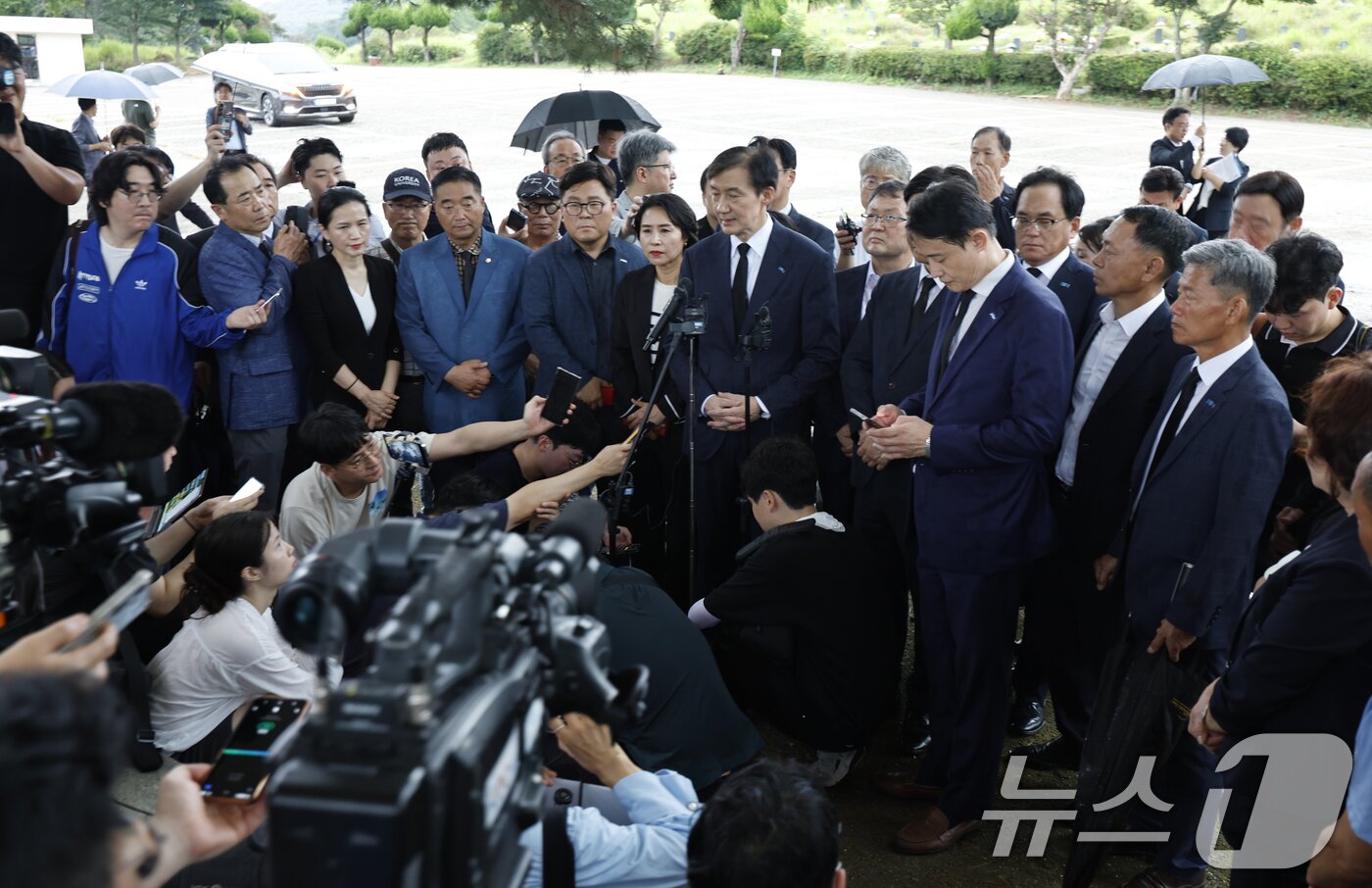 본문 이미지 - 조국 조국혁신당 혁신정책연구원장이 26일 광복절 특별 사면 복권 후 처음으로 호남을 방문해 광주 북구 국립5.18민주묘지를 참배 후 취재진과 질의응답을 하고 있다. 2025.8.26/뉴스1 ⓒ News1 김태성 기자