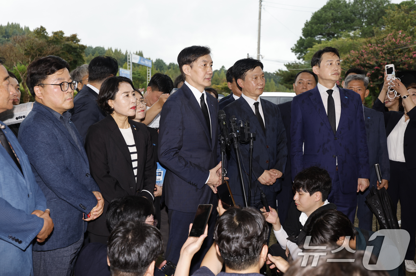 (광주=뉴스1) 김태성 기자 = 조국 조국혁신당 혁신정책연구원장이 26일 광복절 특별 사면 복권 후 처음으로 호남을 방문해 광주 북구 국립5.18민주묘지를 참배 후 취재진 질문에 …