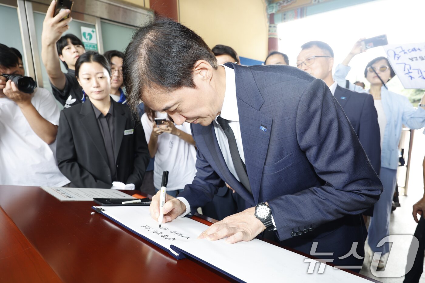 본문 이미지 - 조국 조국혁신당 혁신정책연구원장이 26일 광주 북구 국립5.18민주묘지를 찾아 참배 후 방명록에 글을 남기고 있다. 2025.8.26/뉴스1 ⓒ News1 김태성 기자