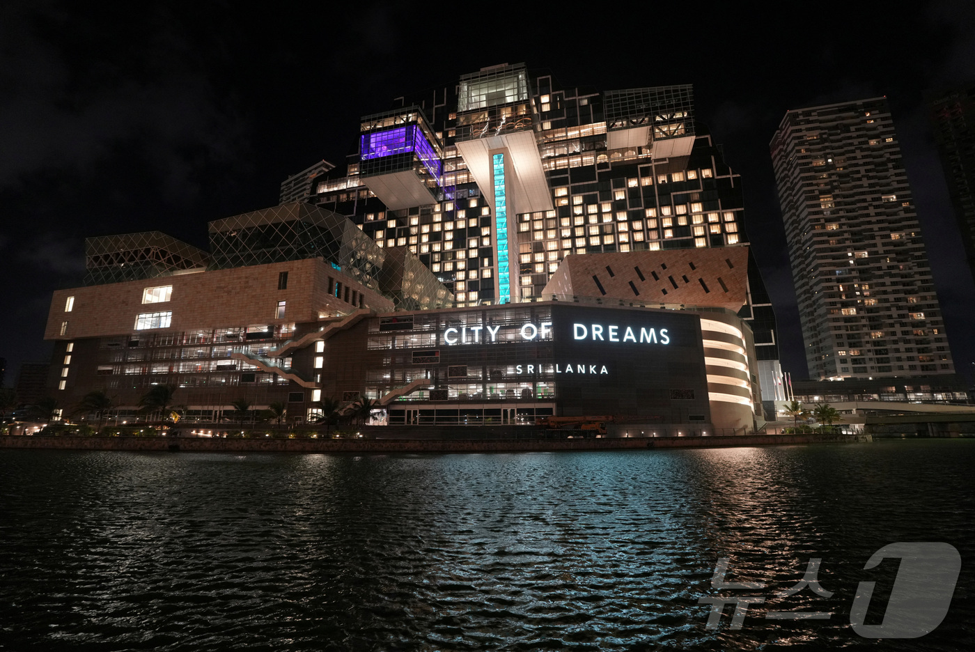 (콜롬보 로이터=뉴스1) 권영미 기자 = 25일 스리랑카 콜롬보에 위치한 시나몬 라이프 내 '시티 오브 드림스' 카지노 단지의 전경. 시티 오브 드림스는 스리랑카 관광 산업을 일으 …