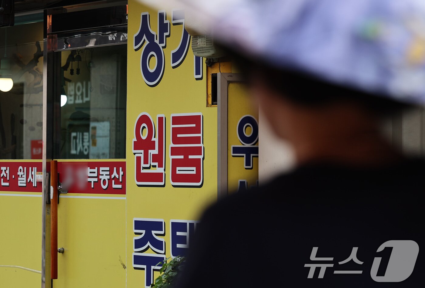 본문 이미지 - 서울의 한 부동산에 원룸 홍보물이 붙어 있다.  ⓒ 뉴스1 구윤성 기자