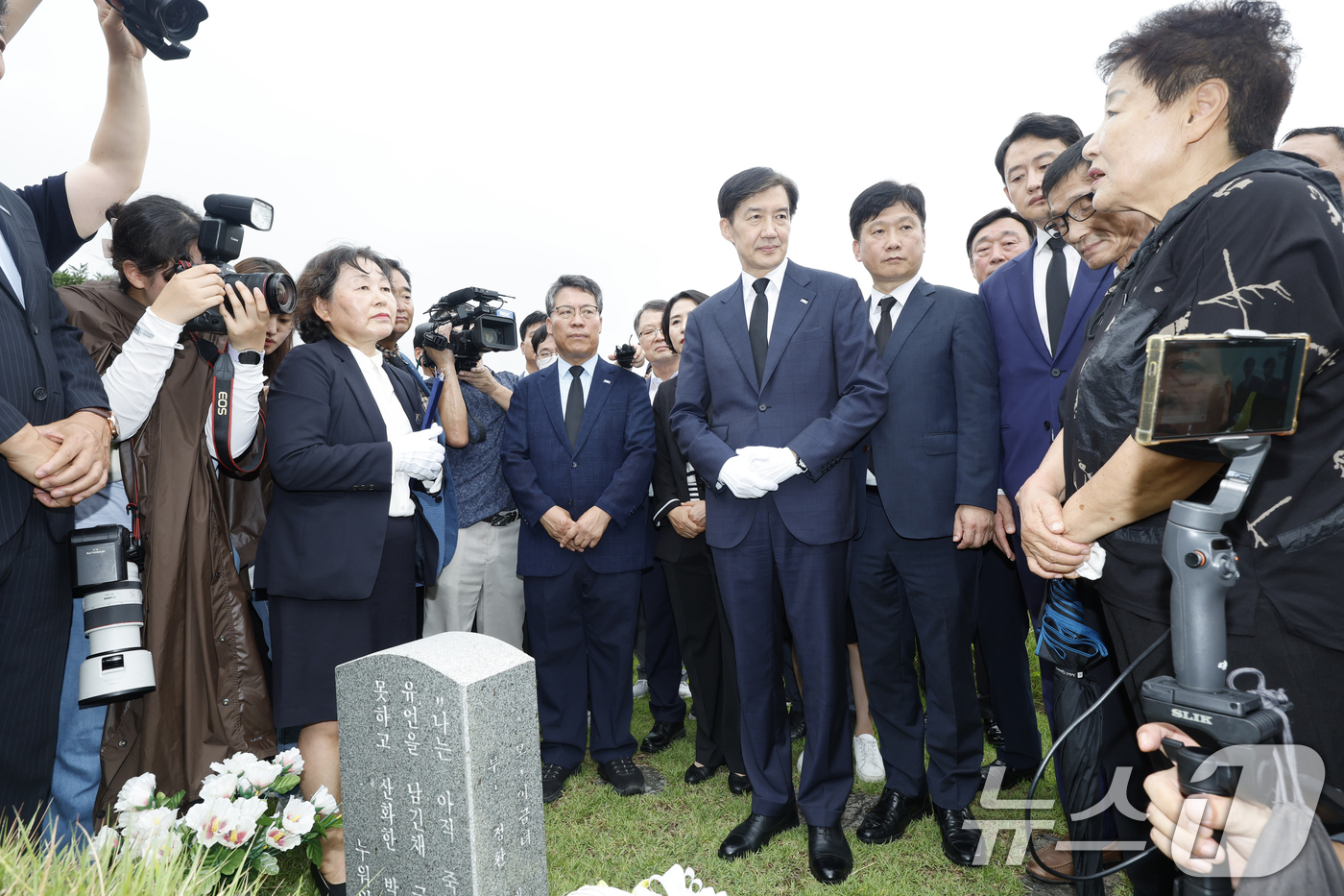 (광주=뉴스1) 김태성 기자 = 조국 조국혁신당 혁신정책연구원장이 26일 광주 북구 국립5·18민주묘지에 안장된 박관현 열사 묘을 찾아 참배하며 가족 이야기를 듣고 있다.  202 …