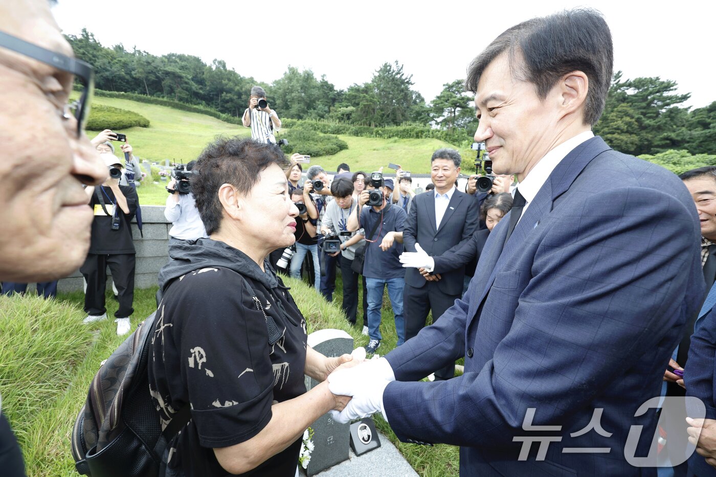 본문 이미지 - 조국 조국혁신당 혁신정책연구원장이 26일 광주 북구 국립5·18민주묘지에 안장된 박관현 열사 묘을 찾아 참배 후 가족들을 위로하고 있다. 2025.8.26/뉴스1 ⓒ News1 김태성 기자