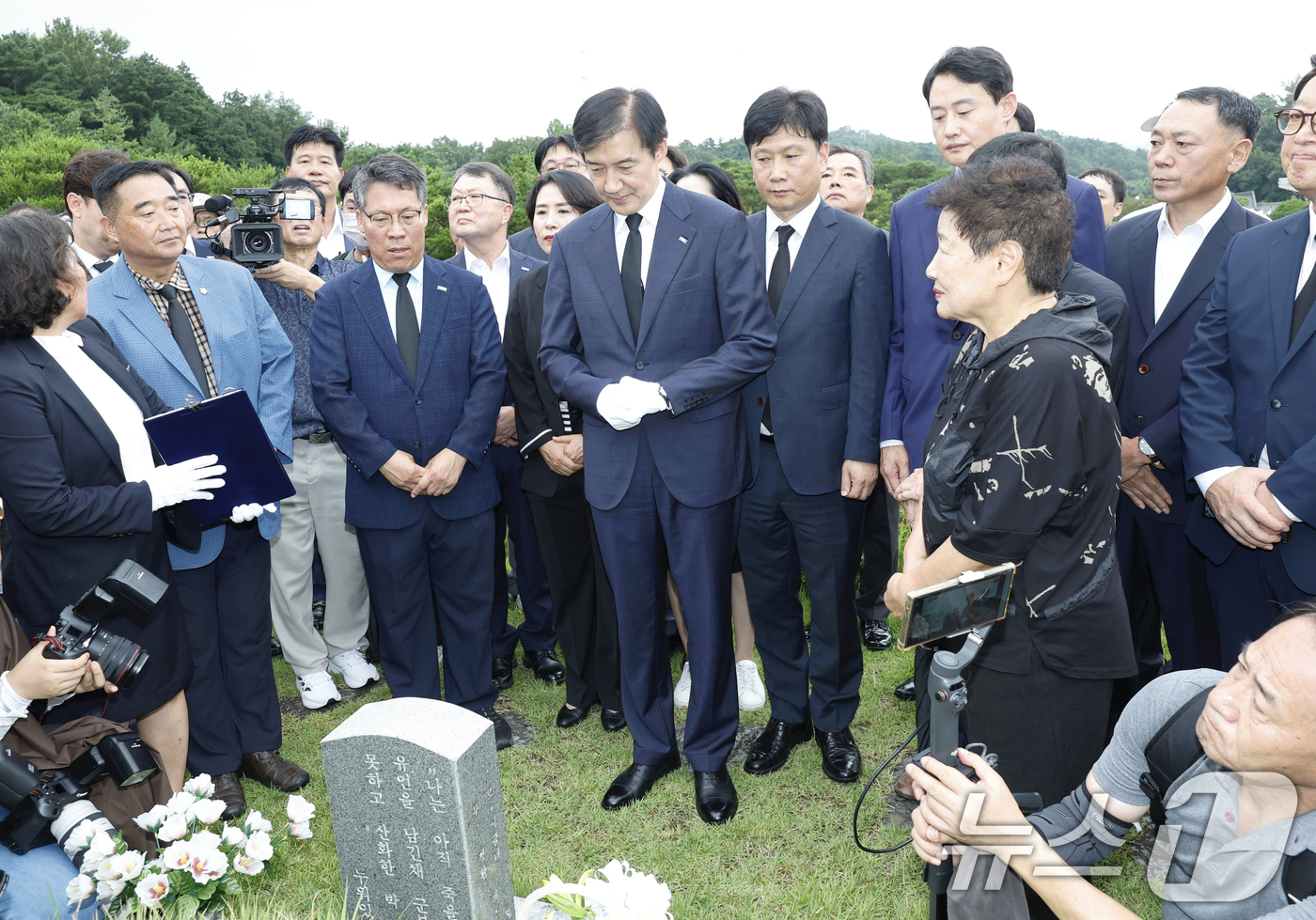 (광주=뉴스1) 김태성 기자 = 조국 조국혁신당 혁신정책연구원장이 26일 광주 북구 국립5·18민주묘지에 안장된 박관현 열사 묘을 찾아 참배하고 있다.  2025.8.26/뉴스1