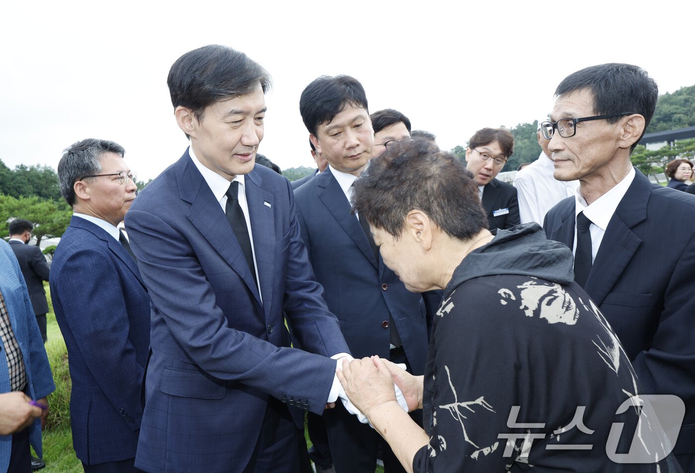 본문 이미지 - 조국 조국혁신당 혁신정책연구원장이 26일 광주 북구 국립5·18민주묘지에 안장된 박관현 열사 묘을 찾아 참배 후 가족을 위로하고 있다. 2025.8.26/뉴스1 ⓒ News1 김태성 기자