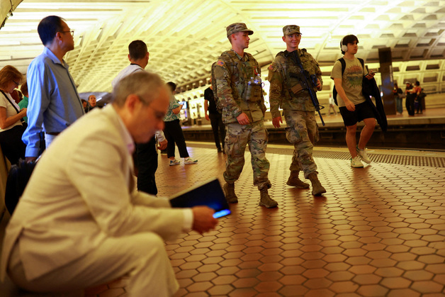 '보수 우위' 美대법원도 트럼프 제동…"시카고 주방위군 금지"