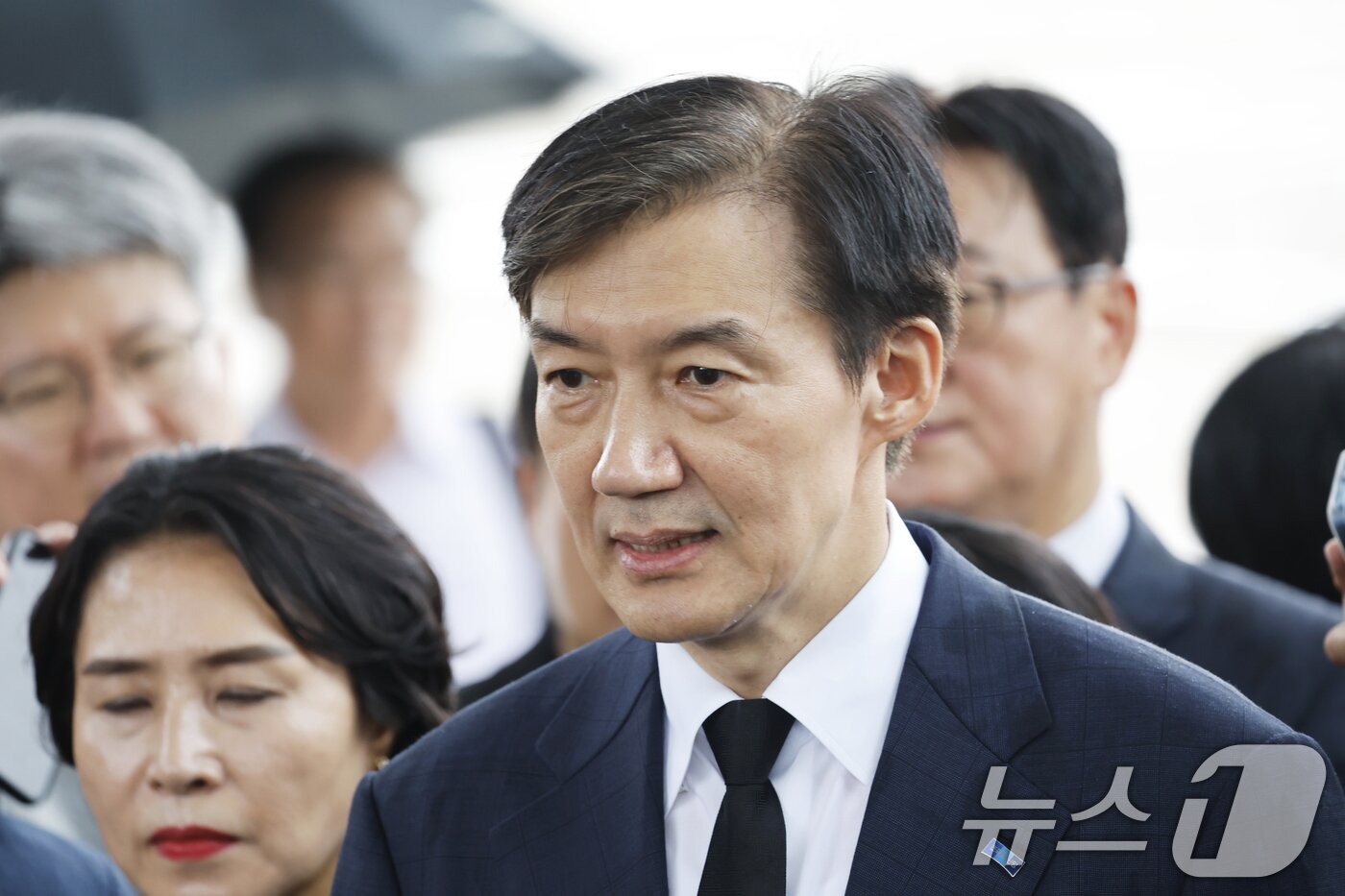 본문 이미지 - 조국 조국혁신당 혁신정책연구원장이 26일 광주시 북구 국립5.18민주묘지를 참배 후 취재진 질문에 답하고 있다. 2025.8.26/뉴스1 ⓒ News1 김태성 기자