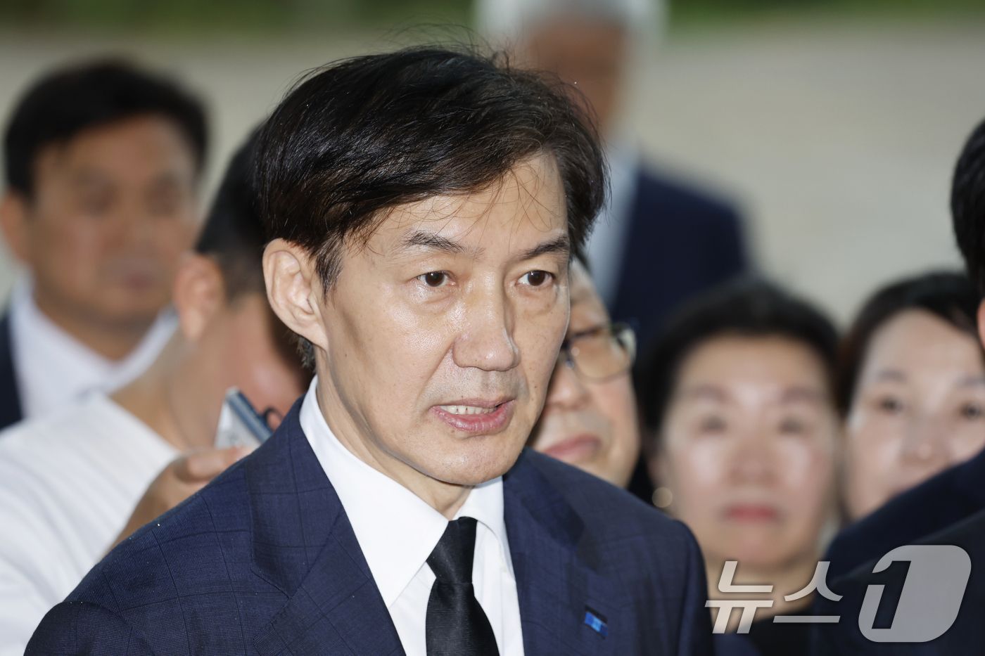 (광주=뉴스1) 김태성 기자 = 조국 조국혁신당 혁신정책연구원장이 26일 광복절 특별 사면 복권 후 처음으로 호남을 찾아 광주 북구 국립5.18민주묘지를 참배하고 기자들과 질의응답 …