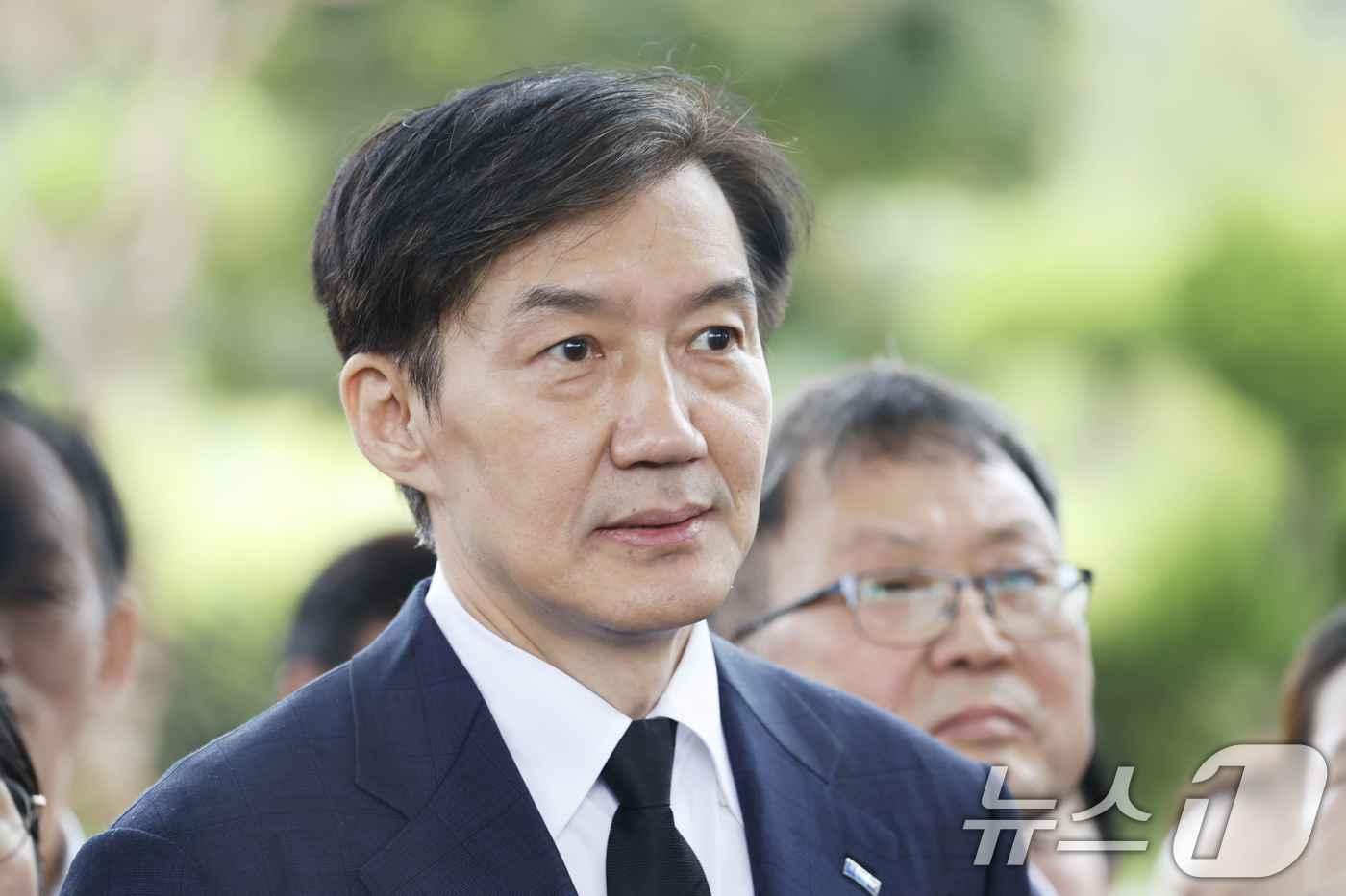 (광주=뉴스1) 김태성 기자 = 조국 조국혁신당 혁신정책연구원장이 26일 광복절 특별 사면 복권 후 처음으로 호남을 찾아 광주 북구 국립5.18민주묘지를 참배하고 기자들과 질의응답 …