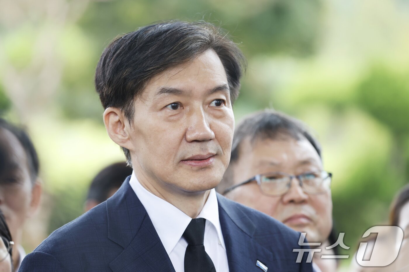 본문 이미지 - 조국 조국혁신당 혁신정책연구원장이 26일 광복절 특별 사면 복권 후 처음으로 호남을 찾아 광주 북구 국립5.18민주묘지를 참배하고 기자들과 질의응답을 하고 있다. 2025.8.26/뉴스1 ⓒ News1 김태성 기자