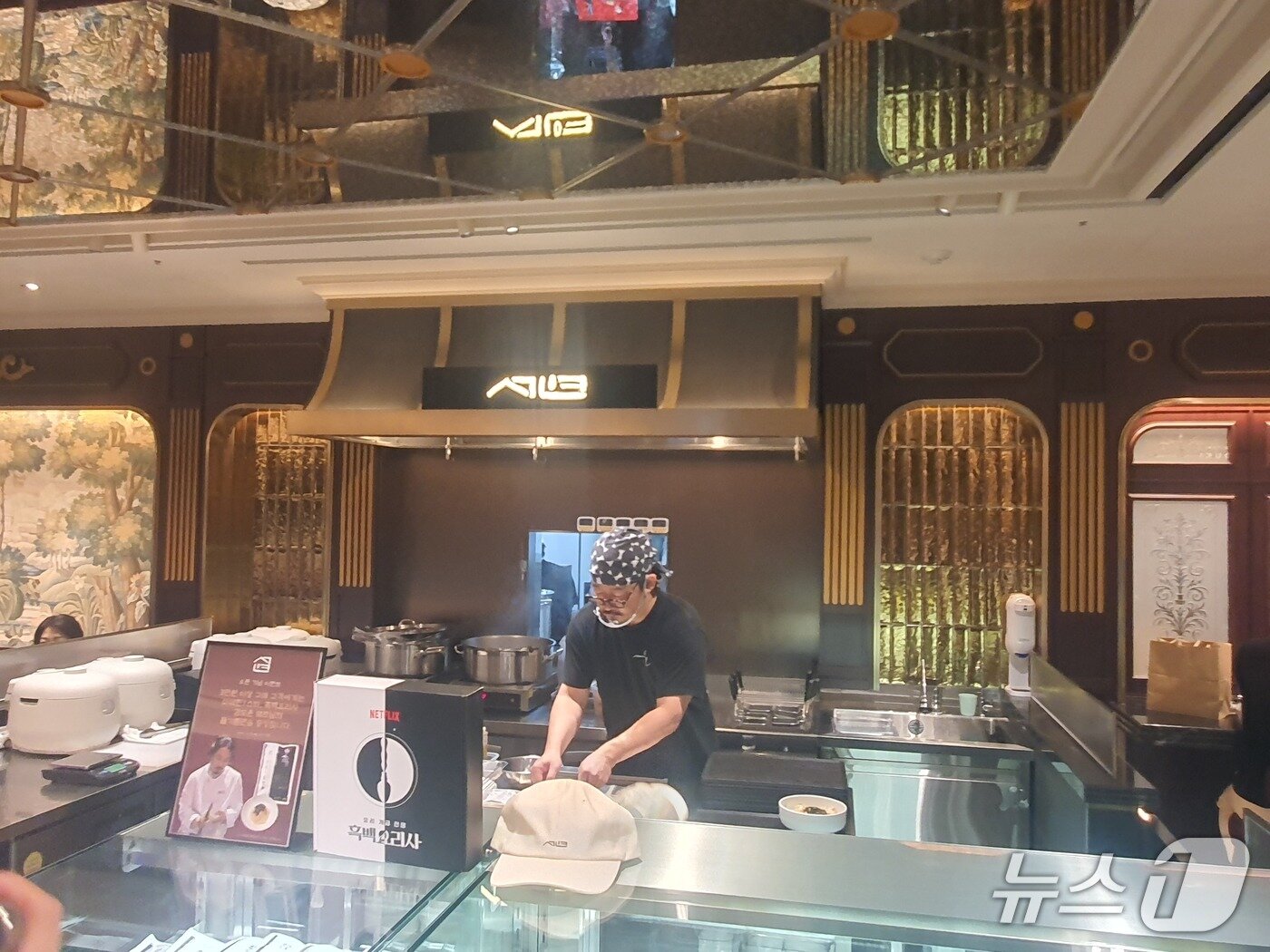 본문 이미지 - 26일 신세계 강남점 &#39;프리미엄 델리 전문관&#39;에 문을 연 한식 면요리 전문 브랜드 &#39;서연&#39;에서 김도윤 쉐프가 요리를 하고 있다.