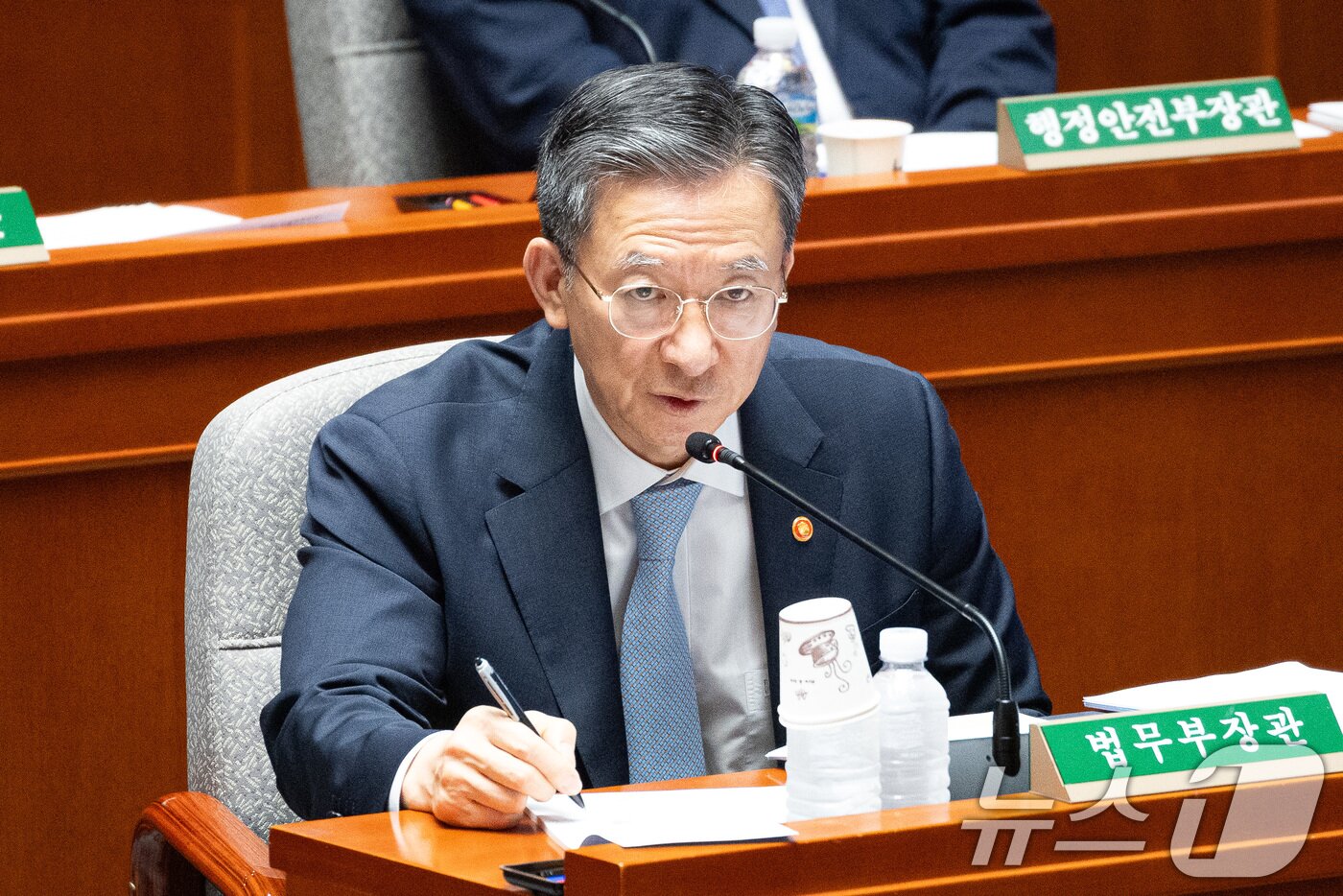 본문 이미지 - 정성호 법무부 장관이 26일 서울 여의도 국회에서 열린 제428회 국회&#40;임시회&#41; 예산결산특별위원회 제2차 전체회의에 출석해 의원 질의에 답하고 있다. 2025.8.26/뉴스1 ⓒ News1 유승관 기자