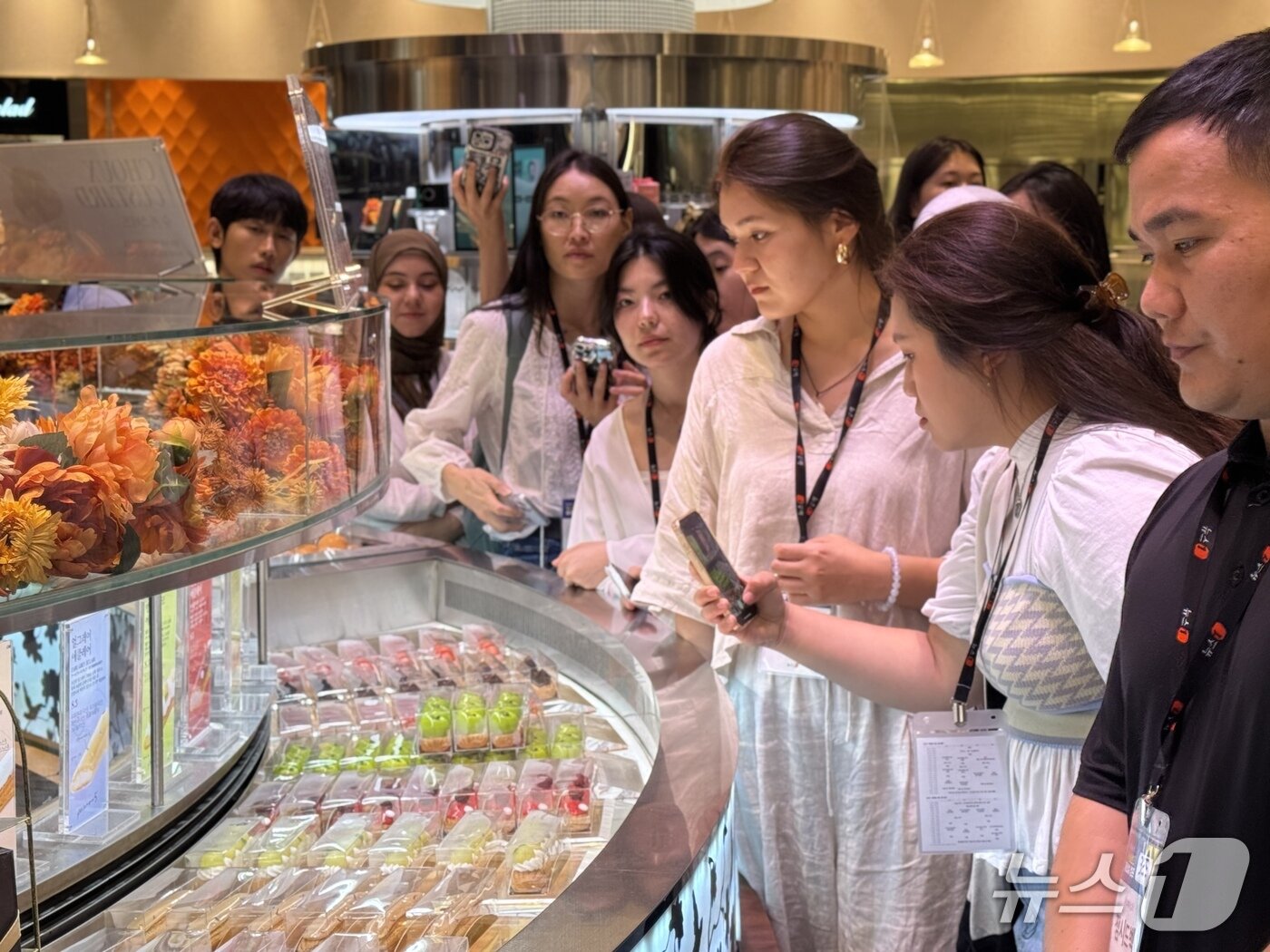 본문 이미지 - 뉴스1 &#39;K-브랜드 글로벌 캠프&#39;의 외국인 참가자들이 서울 용산구 한남동에 위치한 SPC그룹의 하이엔드 베이커리 브랜드 &#39;패션5&#39; 매장에서 디저트를 둘러보고 있다./뉴스1 ⓒ News1 이강 기자