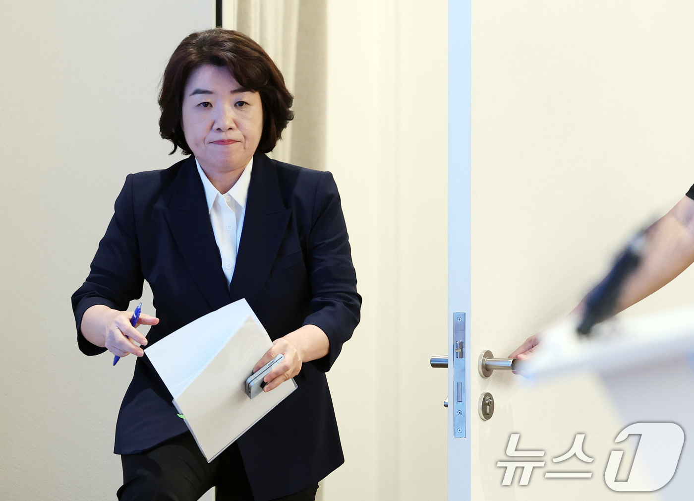 (서울=뉴스1) 오대일 기자 = 윤석열 전 대통령 부인 김건희 여사와 관련한 각종 의혹 사건을 수사하는 민중기 특별검사팀 오정희 특검보가 26일 오후 서울 종로구 KT광화문빌딩에 …