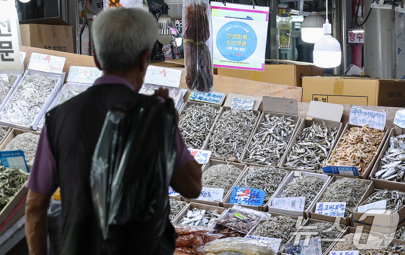 (서울=뉴스1) 김성진 기자 = 정부의 '민생 회복 소비쿠폰'이 풀리고 한 달간 소상공인 매출이 1년 전보다 약 6.44% 늘어난 것으로 집계됐다.26일 한국신용데이터(KCD)에 …