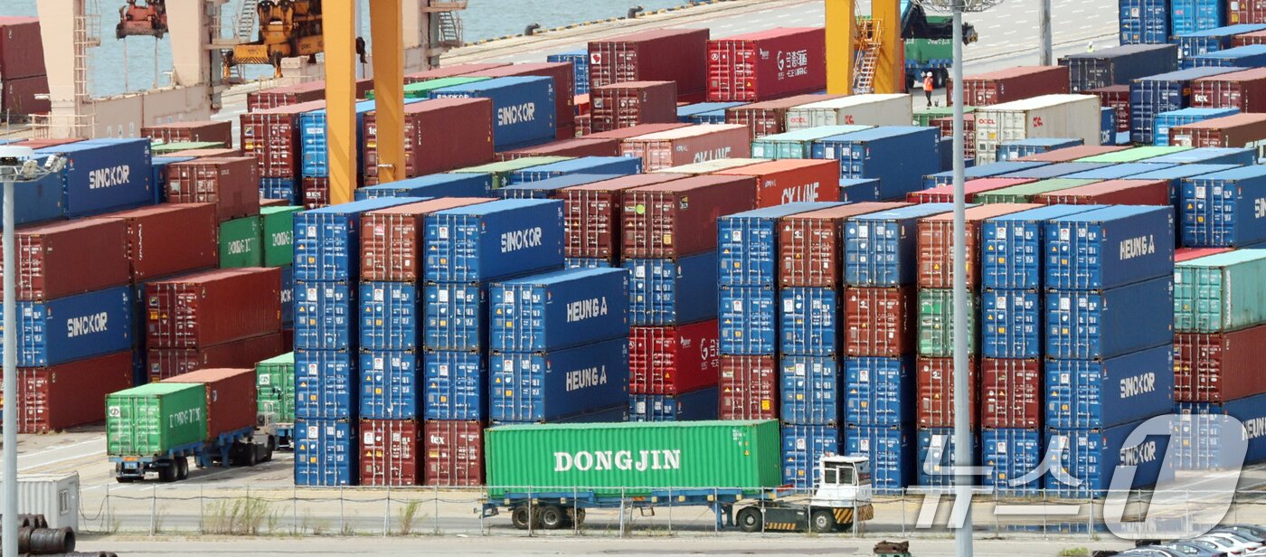 본문 이미지 - 사진은 26일 경기 평택시 포승읍 평택항에 수출용 컨테이너들이 쌓여있는 모습. 2025.8.26/뉴스1 ⓒ News1 김영운 기자