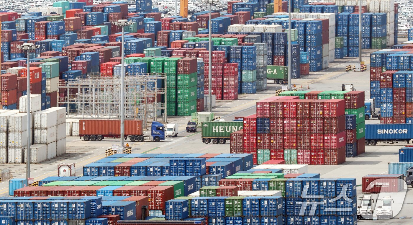 본문 이미지 - 26일 경기 평택시 포승읍 평택항에 수출용 컨테이너들이 쌓여있는 모습. 2025.8.26/뉴스1 ⓒ News1 김영운 기자