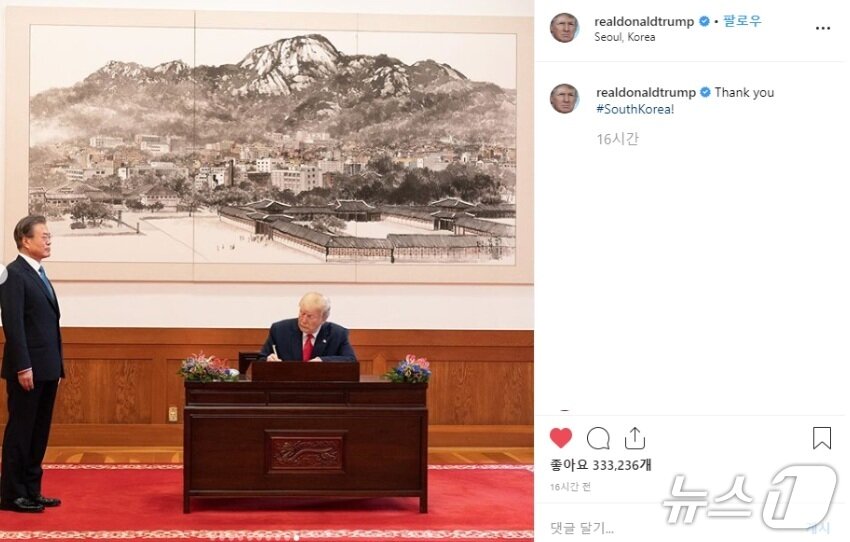 본문 이미지 - 지난 2017년 11월 7일과 8일 국빈방문한 트럼프 대통령이 청와대에서 서명식을 하는 모습. 제나일 펜으로 서명을 했다.&#40;트럼프 대통령 SNS 갈무리&#41;