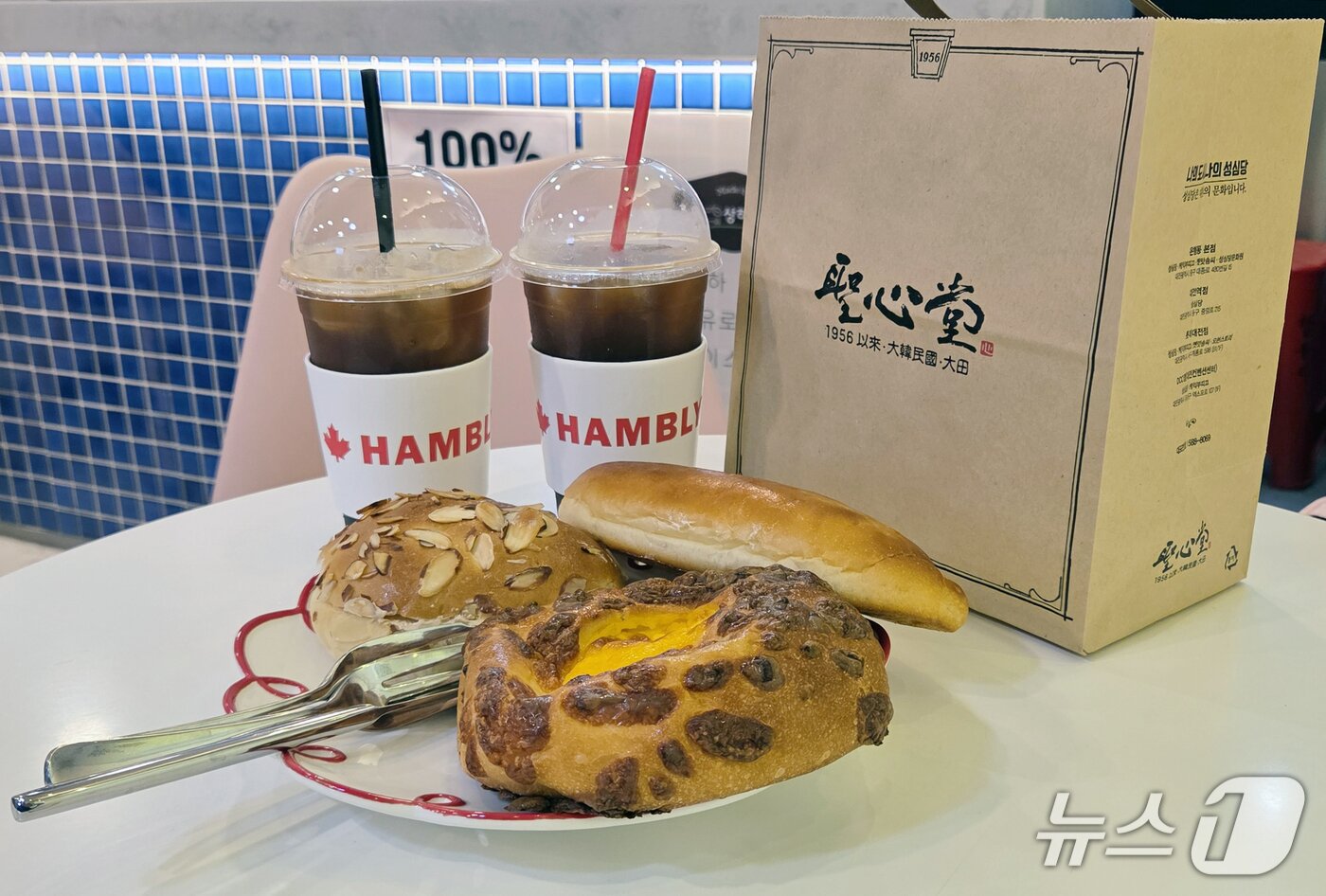 본문 이미지 - 성심당 주변 카페는 방문 고객에게 빵을 먹을 수 있도록 접시와 포크 등을 제공한다./뉴스1 김기태 기자