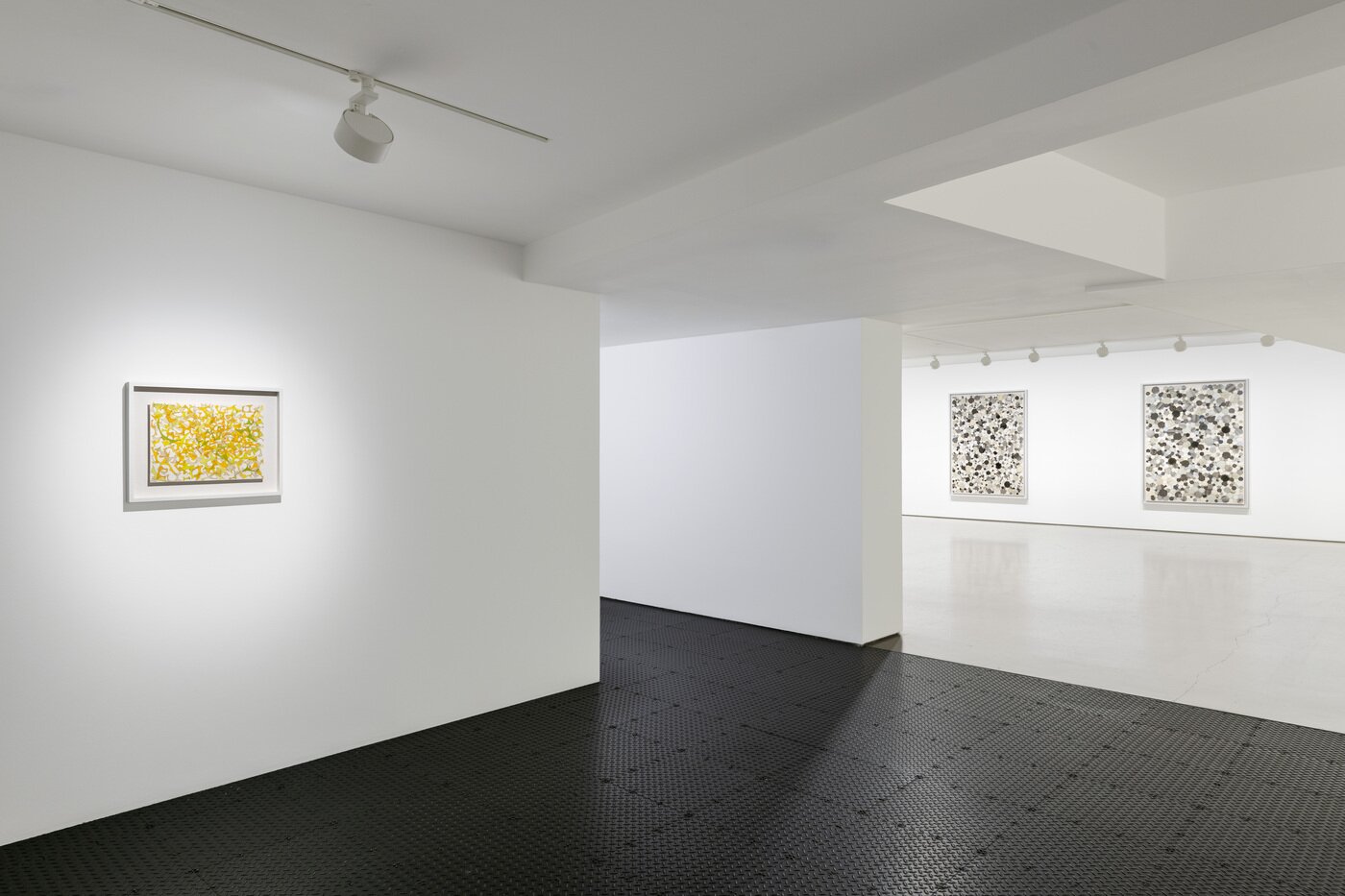 본문 이미지 - 김민정 '원 애프터 디 아더'展 전시 전경 (갤러리현대 제공)