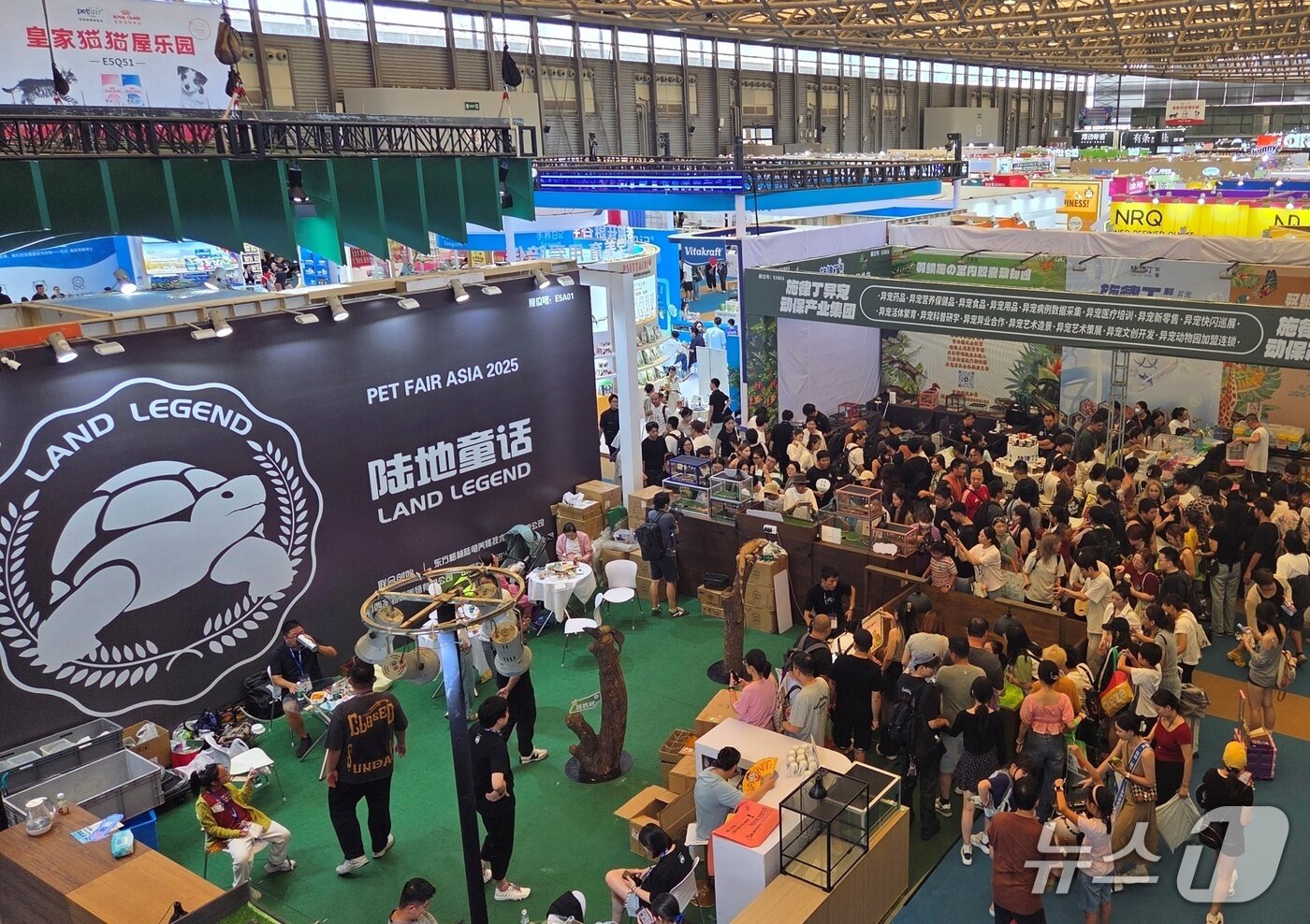 본문 이미지 - 22일 중국 상해에서 열린 '펫페어 아시아'에 설치된 특수동물관. ⓒ 뉴스1