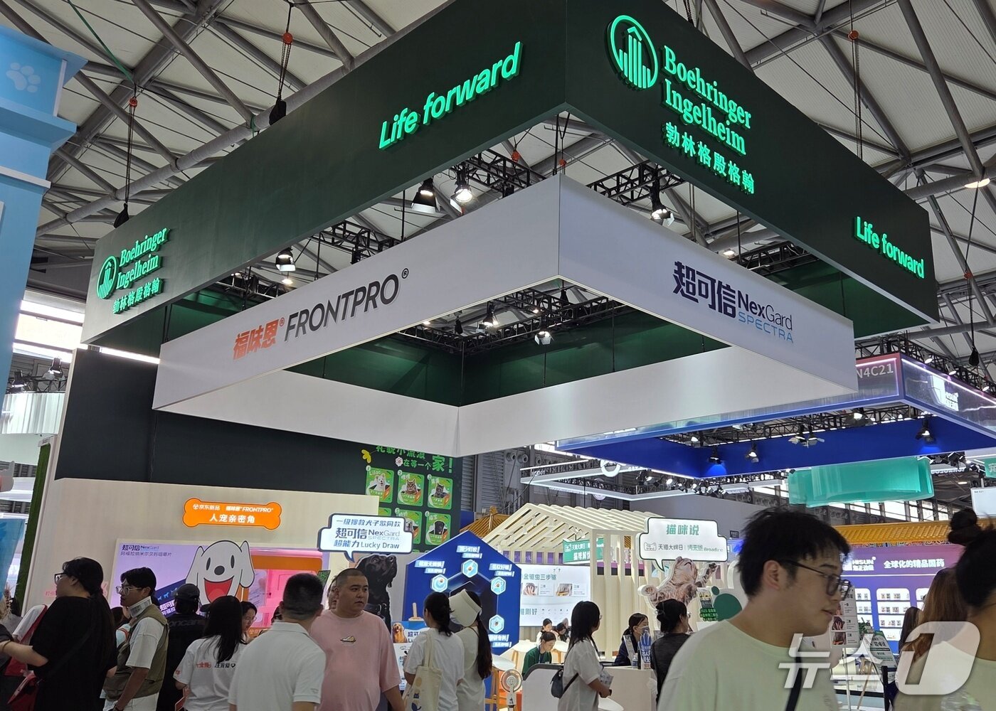 본문 이미지 - 21일 중국 상해에서 열린 '펫페어 아시아'에 설치된 베링거인겔하임 부스. ⓒ 뉴스1