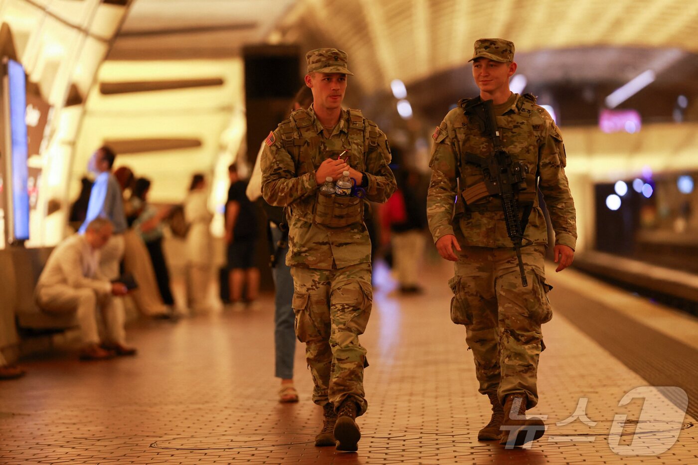 본문 이미지 - 도널드 트럼프 미국 대통령이 워싱턴DC의 범죄 예방을 위해 주 방위군과 법 집행 기관에 수도 순찰을 지시한 지 몇 주 후인 25일&#40;현지시간&#41; 사우스캐롤라이나주 방위군이 워싱턴DC 메트로 센터 역을 걷고 있다. 2025.8.25 ⓒ 로이터=뉴스1 ⓒ News1 김경민 기자