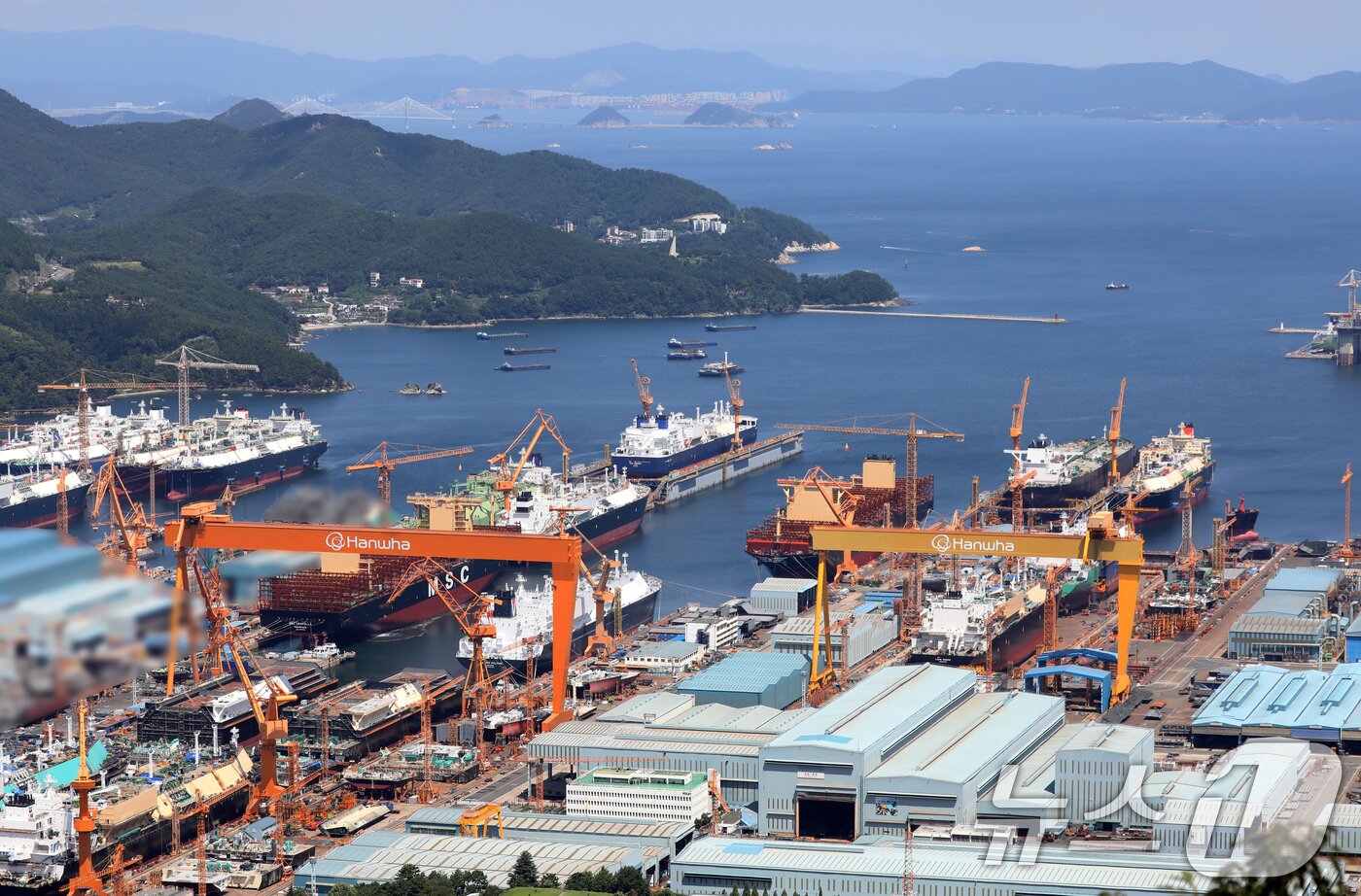 본문 이미지 - 한미 정상회담을 계기로 1500억 달러(약 208조 원) 규모의 '마스가(MASGA·미국 조선업을 다시 위대하게)' 프로젝트가 본격 시작된 가운데 26일 경남 거제시 한화오션 거제사업장에 대형 크레인과 건조 중인 선박이 보이고 있다.  2025.8.26/뉴스1 ⓒ News1 윤일지 기자