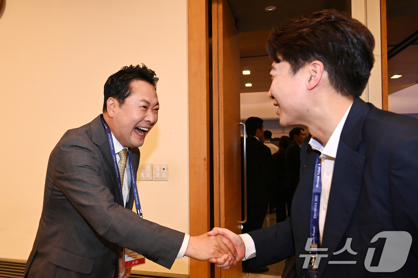 (서울=뉴스1) 국회사진기자단 = 26일 서울 중구 대한상공회의소에서 열린 ‘문화미래리포트(MFR) 2025 트러피즘 향방과 대한민국의 선택’ 국제 포럼에서 장동혁(왼쪽) 국민의힘 …