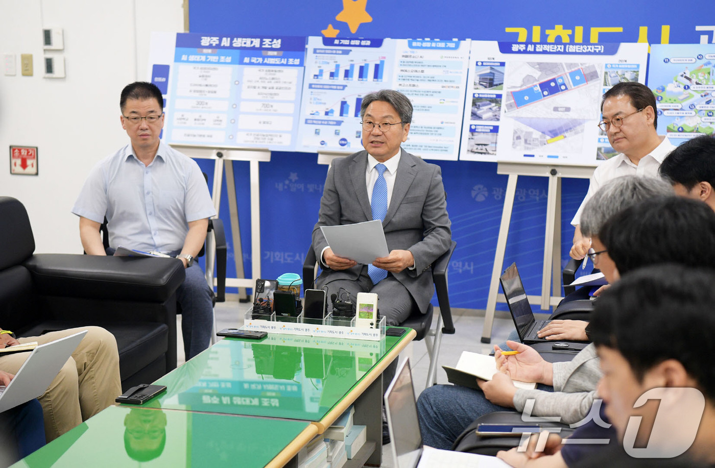(광주=뉴스1) 박준배 기자 = 강기정 광주시장이 지난 18일 시청 기자실에서 인공지능(AI) 2단계 사업인 ‘AX(인공지능전환) 실증밸리 조성사업’ 계획을 밝히고 있다.(광주시 …