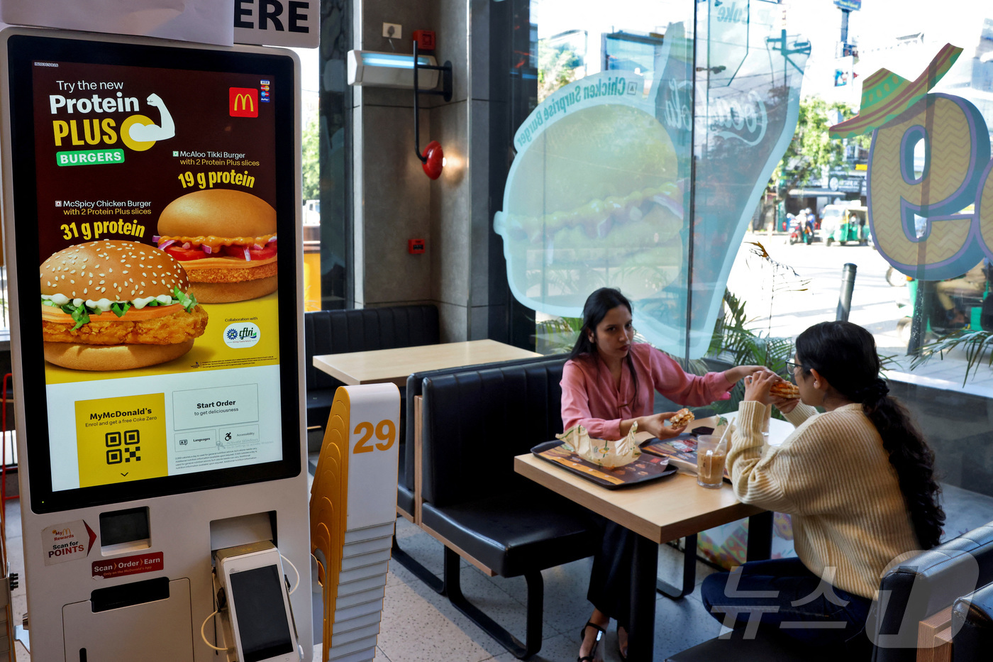 (벵갈루루 로이터=뉴스1) 양은하 기자 = 26일(현지시간) 맥도날드의 신제품 단백질 슬라이스 광고가 인도 벵갈루루의 한 맥도날드 매장에 게시돼 있다. 25. 08. 26.ⓒ 로이 …