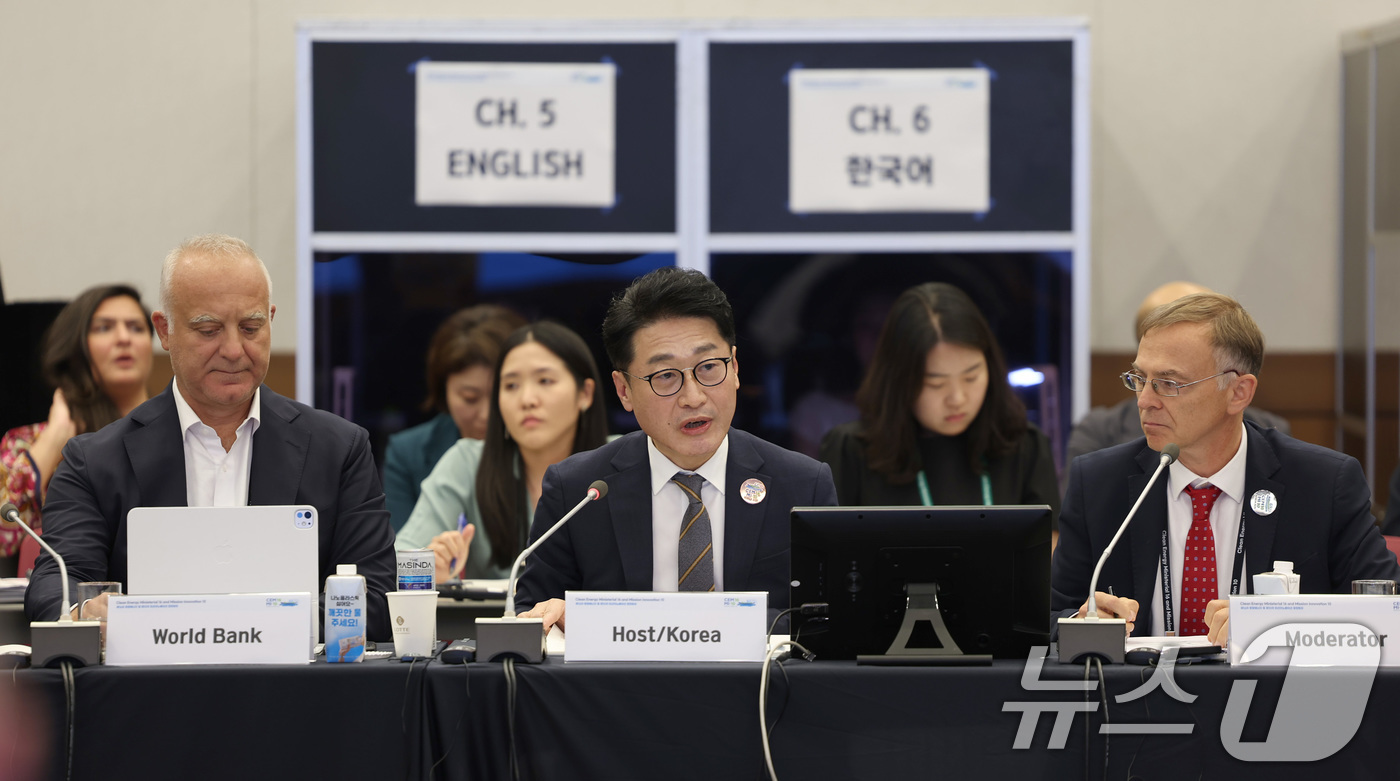 (서울=뉴스1) = 이호현 산업통상자원부 2차관이 26일 부산 해운대구 벡스코에서 열린 '제16차 청정에너지 장관회의와 제10차 미션이노베이션 장관회의 고위급 대화1-전력전환 세션 …