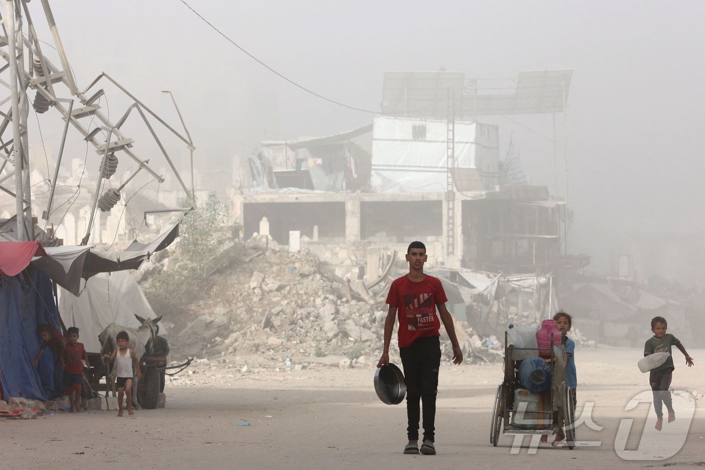 (가자시티 AFP=뉴스1) 김경민 기자 = 이스라엘이 가자시티 점령을 위한 군사 계획을 승인하자 가자시티 자이툰 지역에서 팔레스타인인들이 집을 떠나 피난 길에 올랐다. 2025.8 …