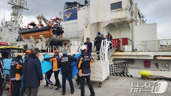 본문 이미지 - 제주 서귀포 남서쪽 800㎞ 대만 인근 해상에서 발생한 제주 어선 전복 사고 승선원 10명 전원이 서귀포시 화순항으로 입항한 해경 함정에서 하선하는 장면.(제주해경청 제공) 2025.2.6/뉴스1 ⓒ News1 강승남 기자