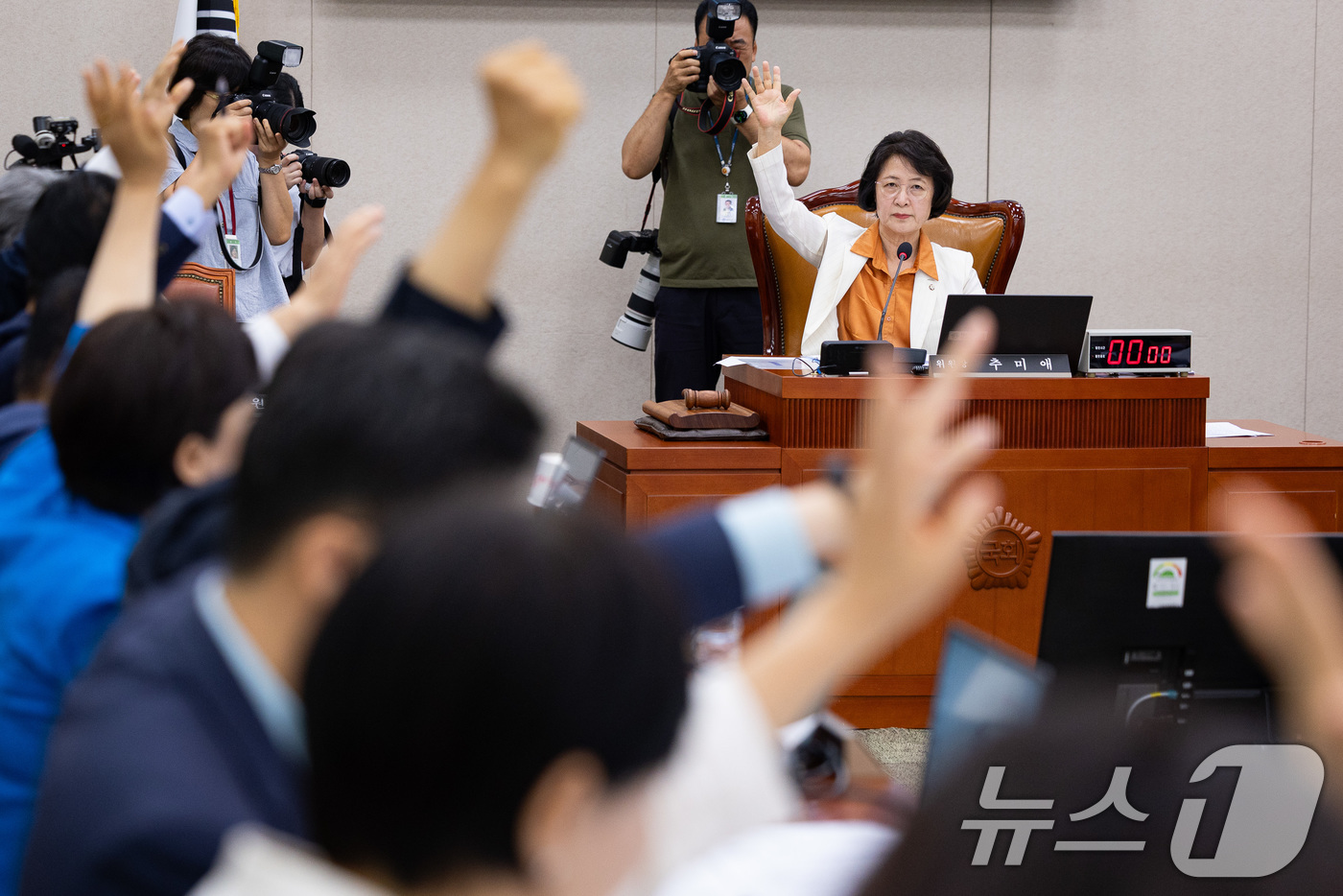 (서울=뉴스1) 유승관 기자 = 추미애 국회 법제사법위원장이 26일 서울 여의도 국회에서 열린 제428회 국회(임시회) 법제사법위원회 제1차 전체회의에서 윤석열 전 대통령의 서울구 …